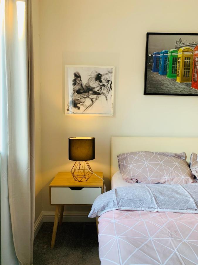 Alpha, Private Double Room, City Centre, Free Parking, Sittingbourne, Kent Экстерьер фото